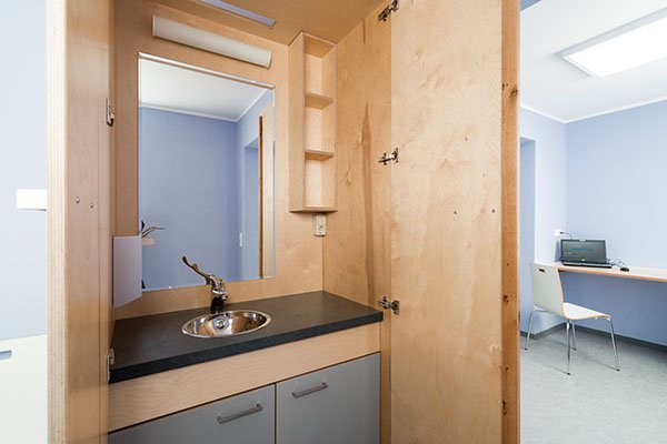 (Arzt)Schrank m.H. mit Waschtisch