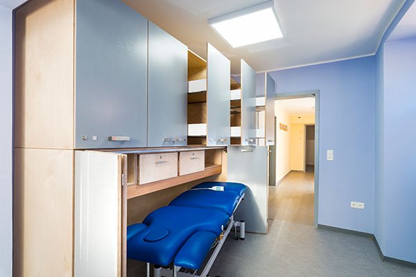 Schrank m.H. mit Liege
